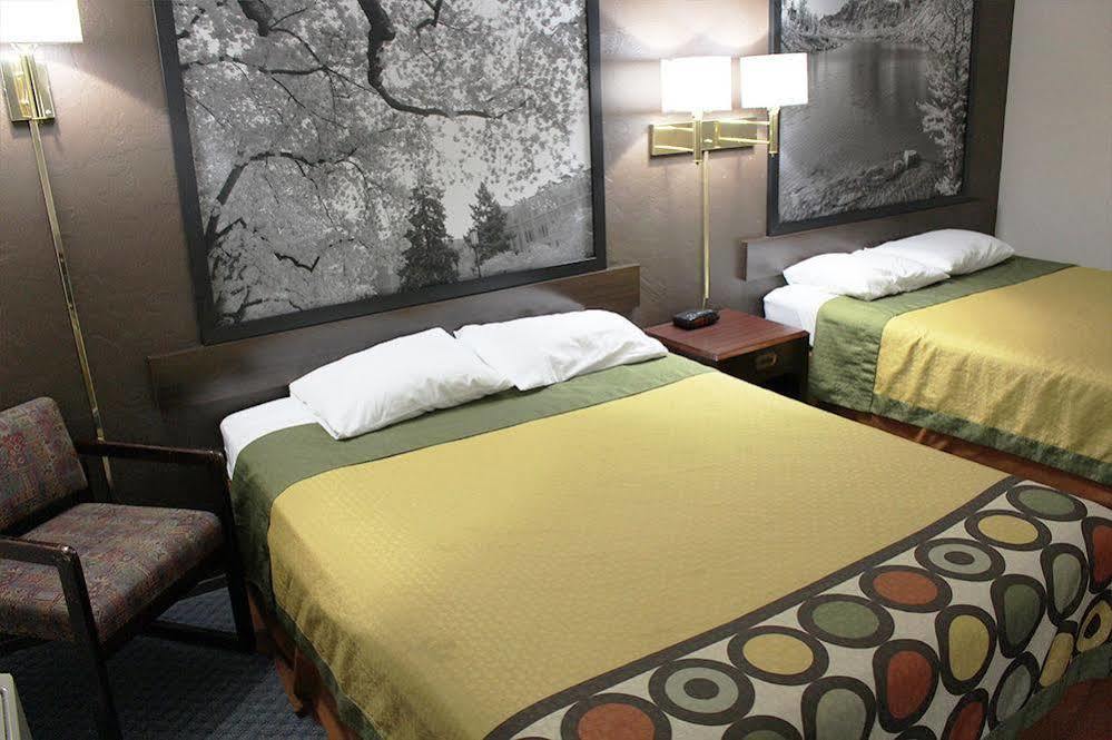 Super 8 By Wyndham Hotel 2*