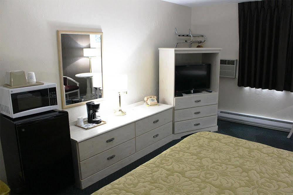 Super 8 By Wyndham Hotel