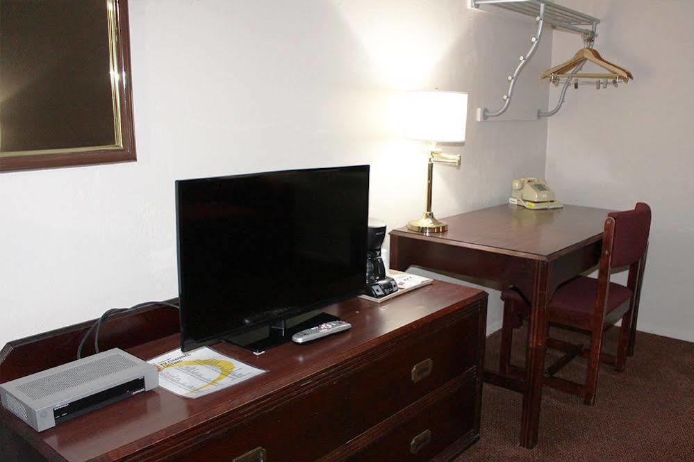 Super 8 By Wyndham Hotel